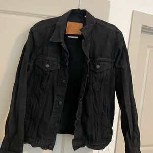 Black Levi’s denim jacket, size M.